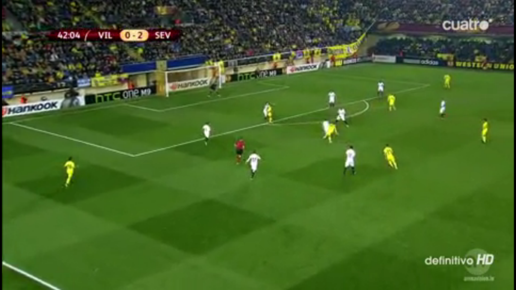 Typisches Bild: Villarreal rennt gegen die gut verengte Mitte an.
